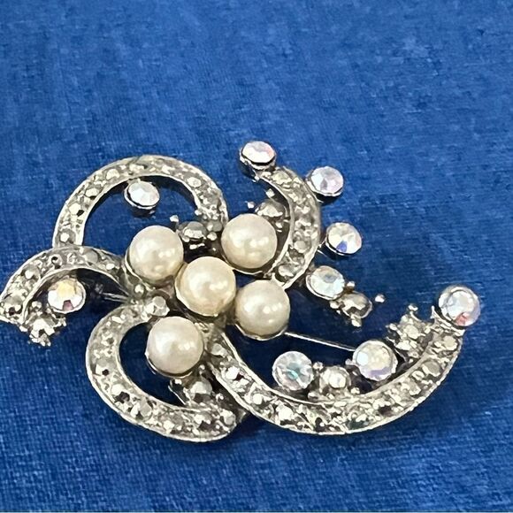 1960's Vintage Simulated Pearl and Australian Aurora‎ Borealis Stones Brooch Pin - Picture 2 of 10